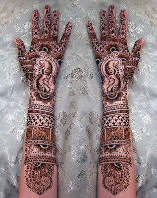 christmas-best-mehndi-designs-on-hands-for-girls-12