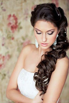Simple-and-stylish-hairstyles-for-bridesmaids-for-long-hair-1