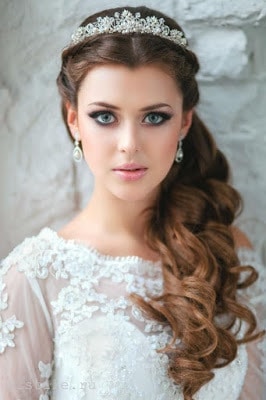 Simple-and-stylish-hairstyles-for-bridesmaids-for-long-hair-4