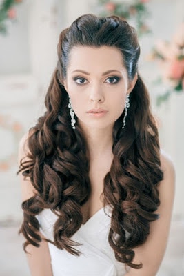 Simple-and-stylish-hairstyles-for-bridesmaids-for-long-hair-5